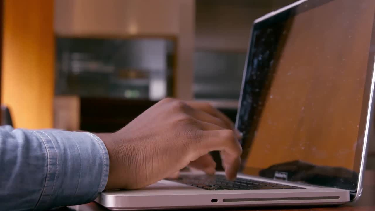 las manos del hombre usando la computadora portátil