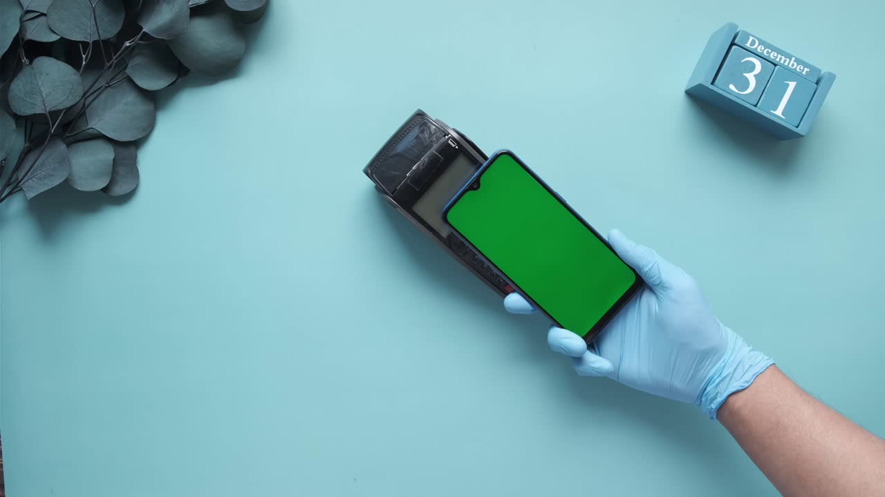 terminal de pago cargando desde un teléfono inteligente, pago sin contacto.