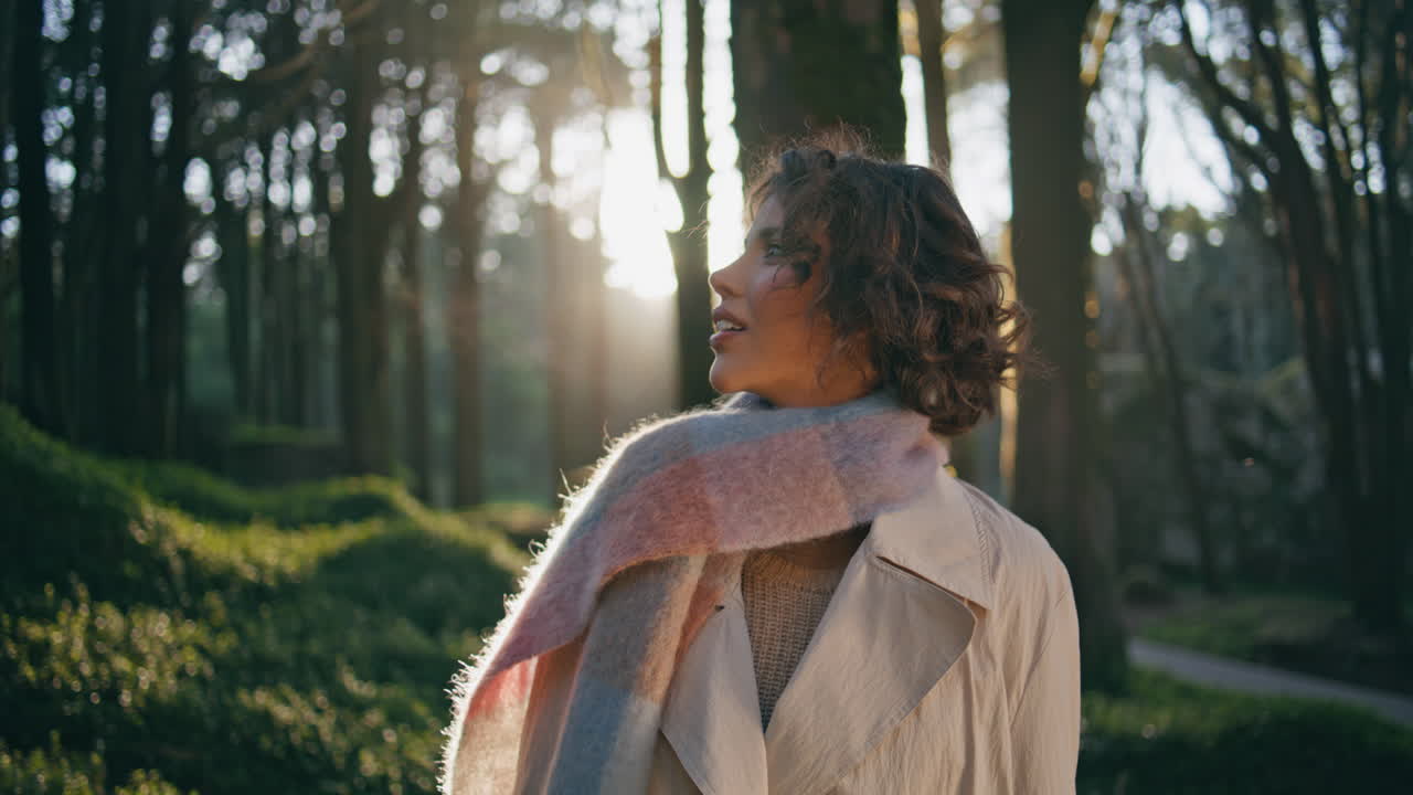 무관심한 미소 짓는 여자 숲의 초록빛 아침빛에 빛을 는 근접 사진 여행자