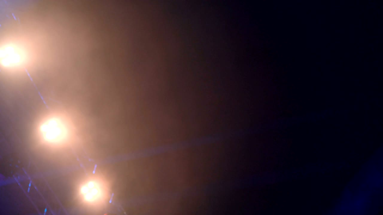 4k rayas azules de luz atravesando el cielo negro