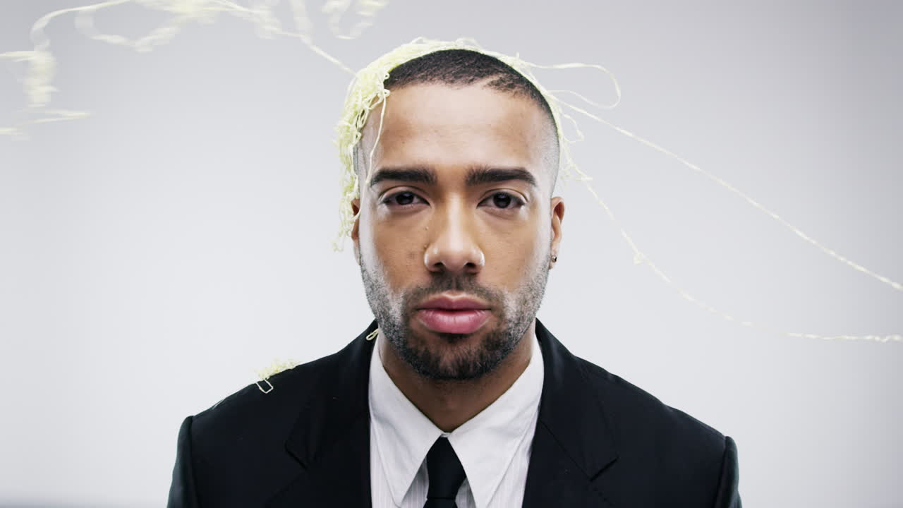 hombre de traje con cuerdas amarillas