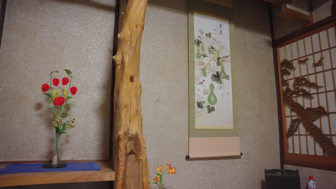 슬라이딩 종이 문이 있는 옛날 일본 스타일의 방