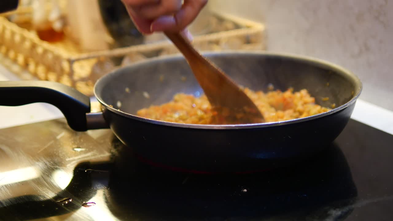 cocinar verduras en una sartén