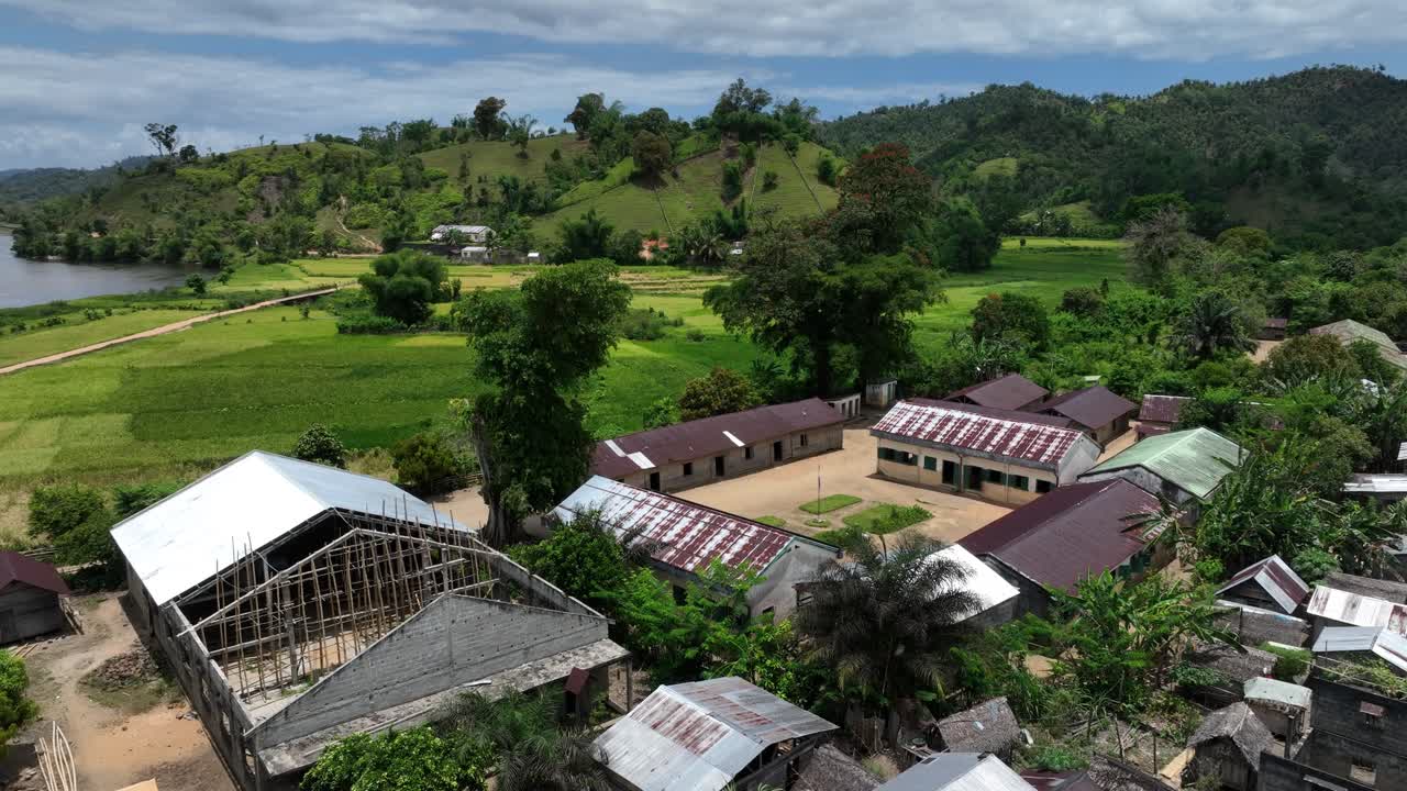 마다가스카르의 암비나니텔로 마을에 건설 중인 교회와 학교의 공중 사진.