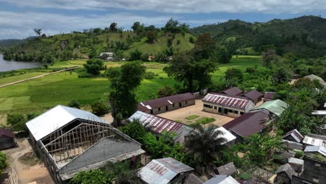 vista aérea de una iglesia en construcción y una escuela en el pueblo de ambinanitelo, madagascar.