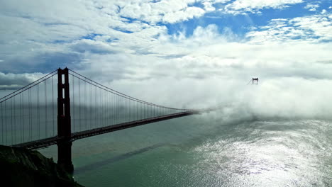 drone aéreo disparado sobre el puente golden gate en san francisco, ee.uu. con nubes blancas que pasan durante el día