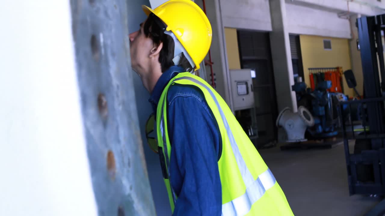 trabajador masculino examinando una máquina en la estación solar 4k