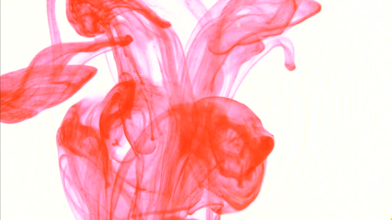tinta roja que entra en el agua formando texturas animadas, imágenes ideales para motiongraphic y composición