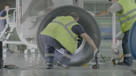 mantenimiento de neumáticos de avión en el hangar