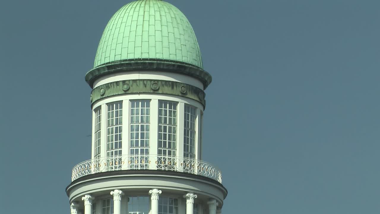 독일 베를린에 있는 프랑크푸르트 게이트 타워를 닫습니다.