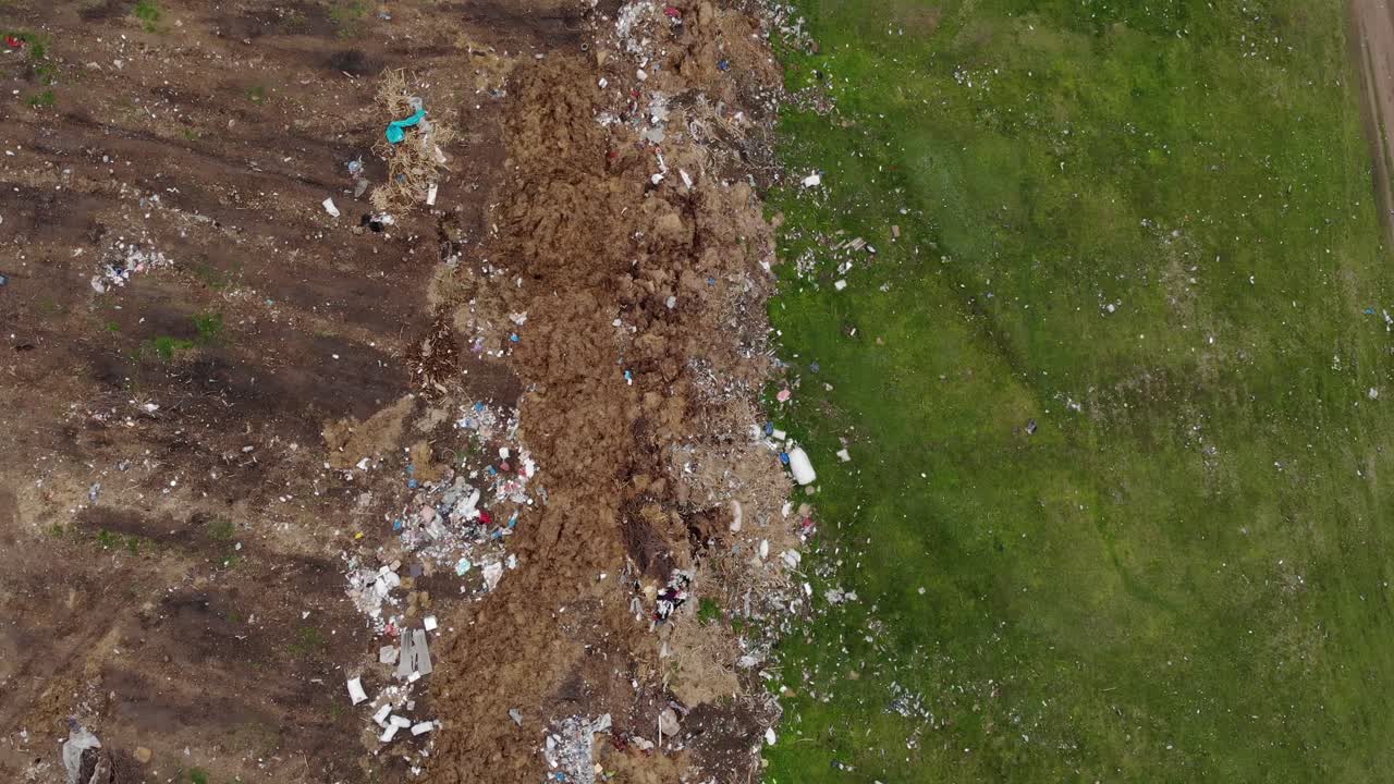 contaminación ambiental - vertedero de basura en el campo - antena arriba hacia abajo