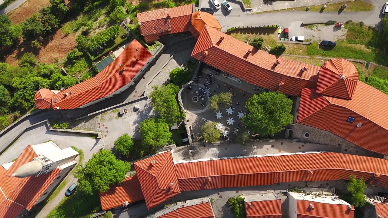 Vista aerea dall'alto di un ricevimento di matrimonio nel cortile del Castello di Štanjel, Slovenia, eventi di lusso e location storica