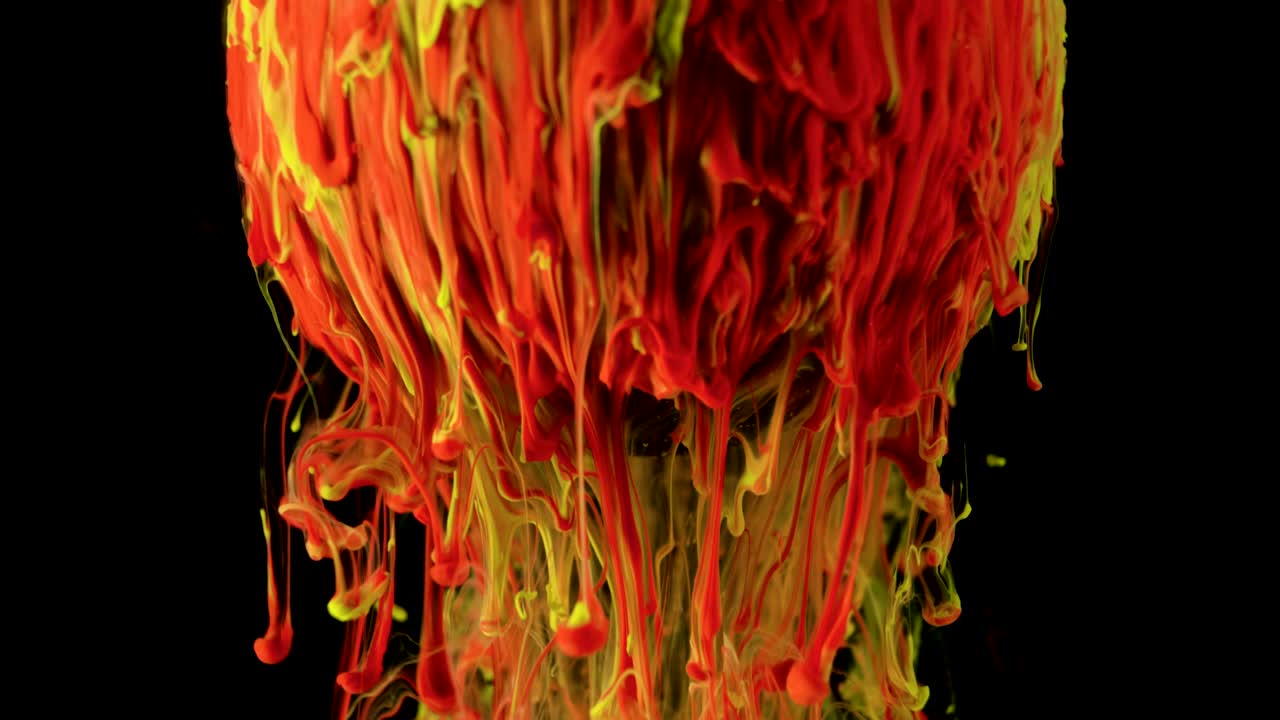 la pintura de tinta multicolor fluye lentamente de la pelota