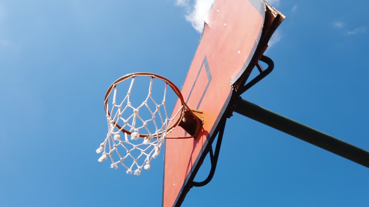 cancha de baloncesto al aire libre juego deportivo cielo azul para el fondo
