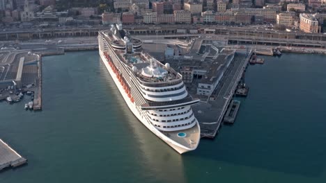 crucero de lujo atracado en la terminal del puerto de génova, liguaria, italia