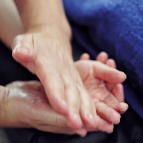 hand massage in spa salon
