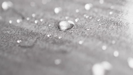 micro vídeo de primer plano de gotas de agua con espacio de copia en fondo gris