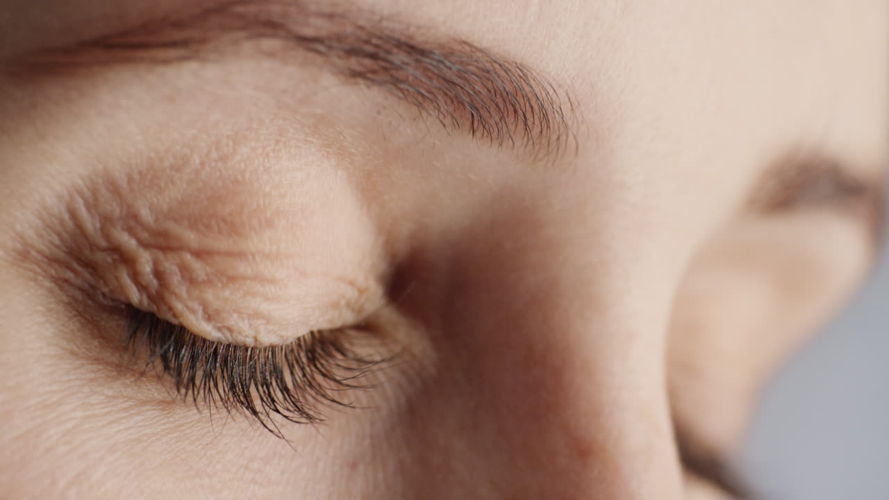 ojos macro cerrados mujer cansada con aspecto somnoliento