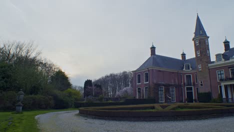 paisaje cinematográfico lento de paisaje europeo tradicional auténtico holandés mansión finca casa castillo con parque, naturaleza, árboles y luz del sol