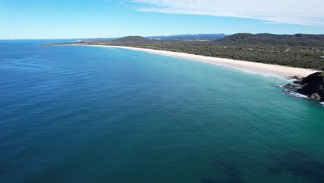 Calm,-Blue-Waters-in-Cabarita-Beach,-Tweed-Shire,-Bogangar,-Northern-Rivers,-New-South-Wales,-Australia-Aerial-Pan-Right