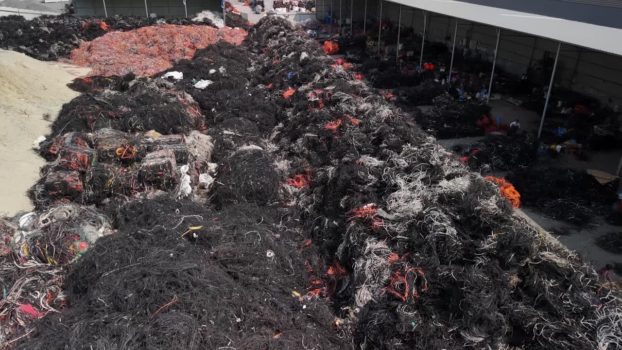 vertederos mundiales de desechos electrónicos, enormes montones de cables viejos y desechos electrónicos en las instalaciones de procesamiento de reciclaje de residuos, gestión de desechos eléctricos