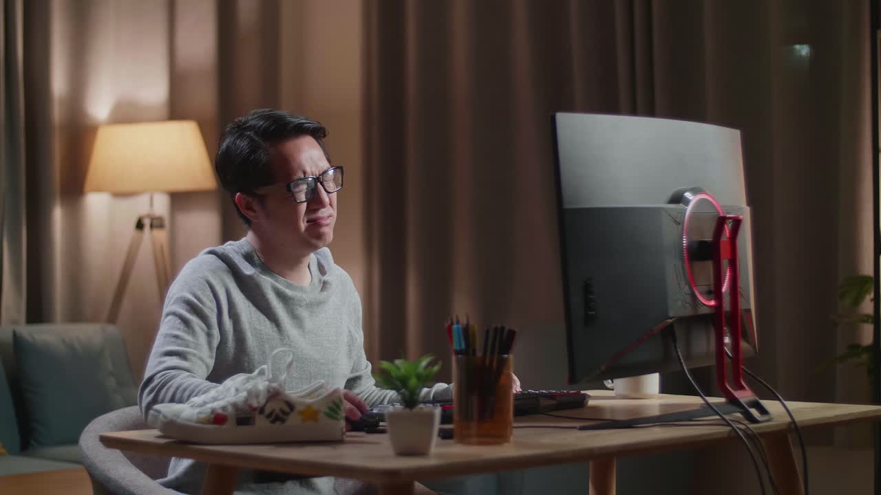 집에서 게임하는 동안 허리 통증이 있는 남자