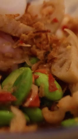 deliciosos platos de mariscos y filetes hermosamente revestidos