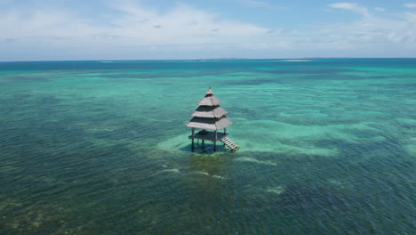 Antena-Que-Muestra-Una-Casa-De-Pescadores-Sobre-Pilotes-En-El-Mar-Cerca-De-General-Luna-En-La-Isla-De-Siargao,-Filipinas