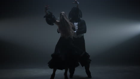 bailarines de salón actuando en el interior. una hermosa pareja de baile girando en el escenario.