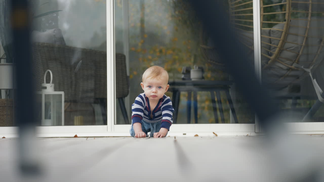 un lindo bebé caucásico de 5 meses de edad con ojos azules mirando a la cámara