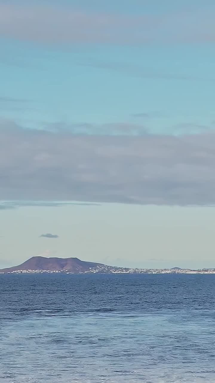 Vista al tramonto delle montagne e del mare nelle Isole Canarie, Spagna.