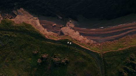 Las-Olas-Del-Mar-Se-Lavan-En-La-Orilla-Arenosa-Junto-A-La-Punta-De-San-Pedro-En-La-Península-De-Gaspe,-Quebec,-Canadá