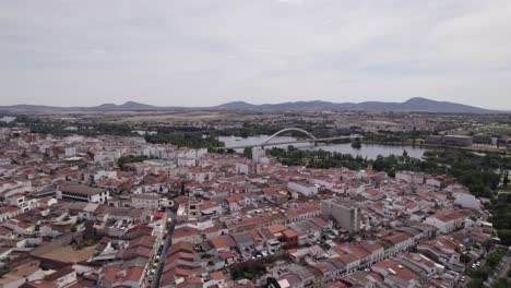 Paisaje-Urbano-Panorámico-De-Mérida,-España,-Con-Vista-Al-Puente-Lusitania---Antena