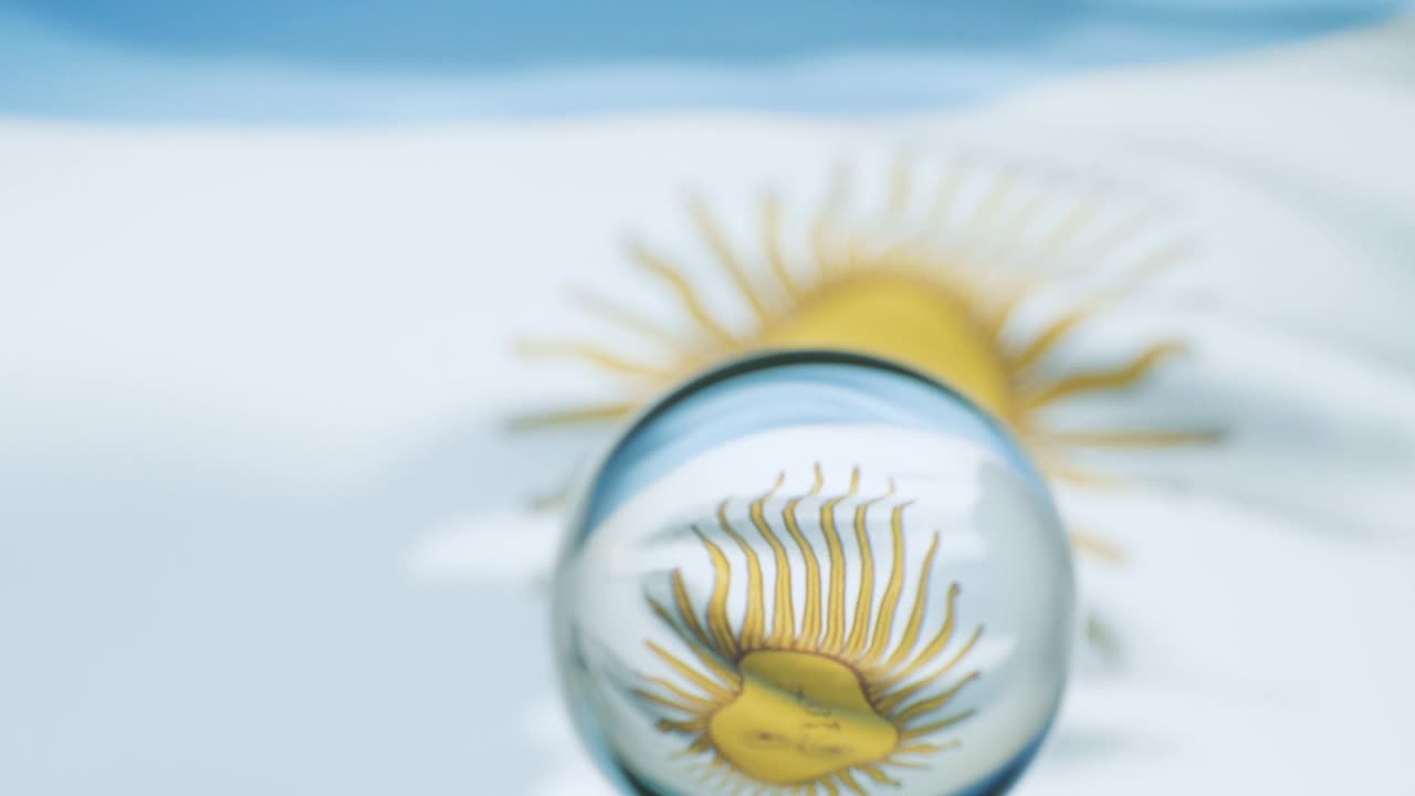 아르헨티나 국기가 4k에서 파란 하늘을 향해 흔들리고 있습니다.