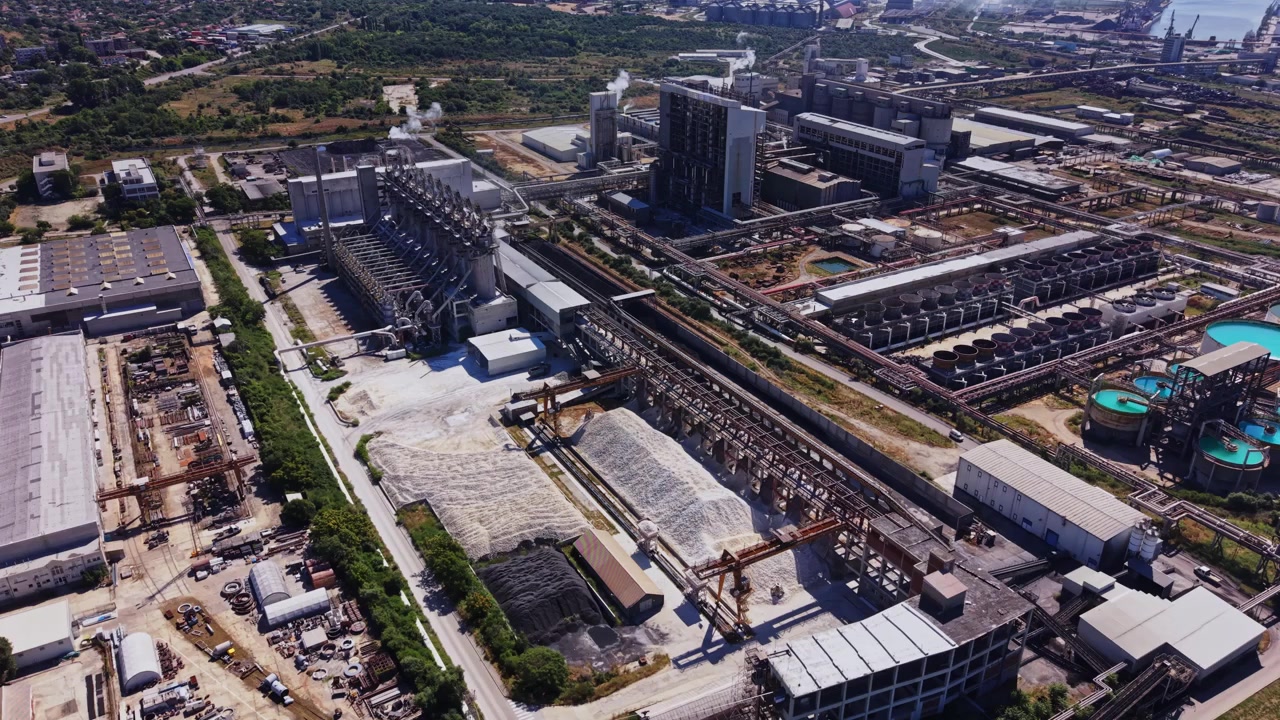 Polígono industrial con edificios y maquinaria en una zona urbana