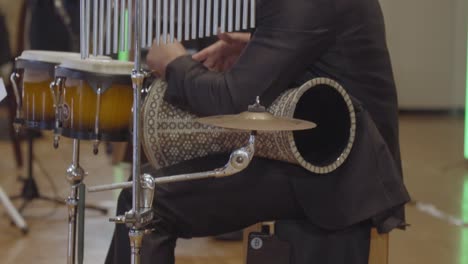 toma de teleobjetivo, artista masculino tocando percusión tabla darbuka طبل?