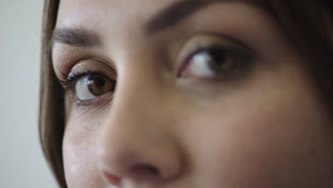 cerca de los ojos de una joven hermosa mirando a la cámara sonriendo felicidad belleza femenina
