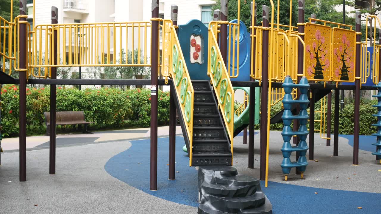 여름에  빈 놀이터