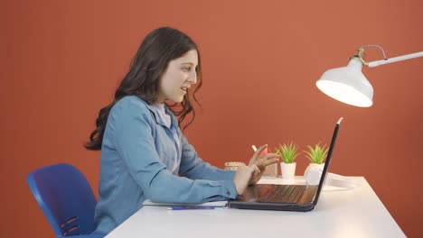 Junge-Frau-Schaut-Auf-Laptop-Und-Freut-Sich.