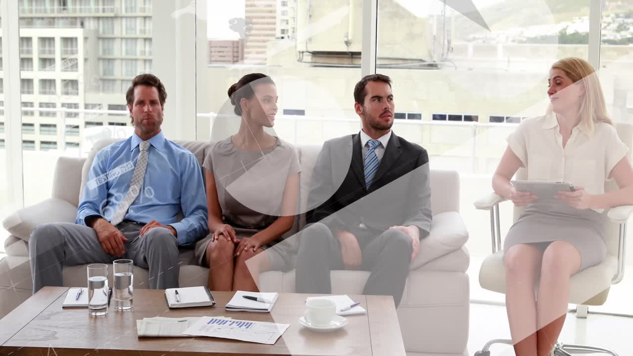 анимация нескольких графиков над кавказской женщиной с табличкой, объясняющей кандидатам в должности