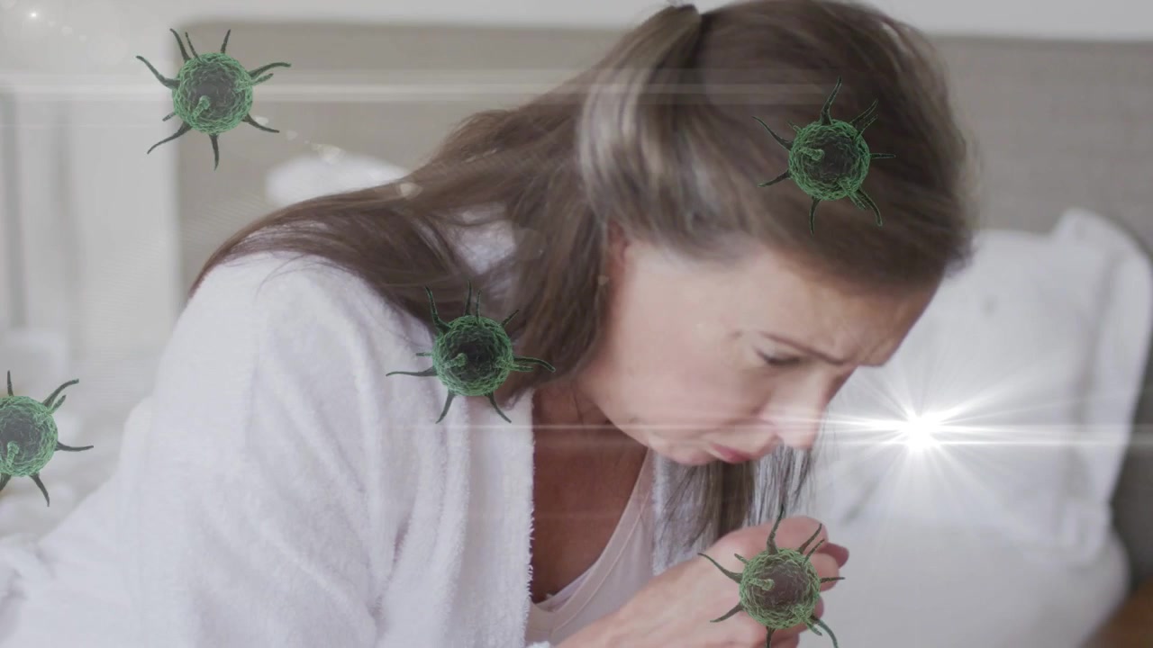 Donna a letto che tossisce improvvisamente coprendosi la bocca, con grafica di virus verde e bagliori dell'obiettivo che indicano la salute
