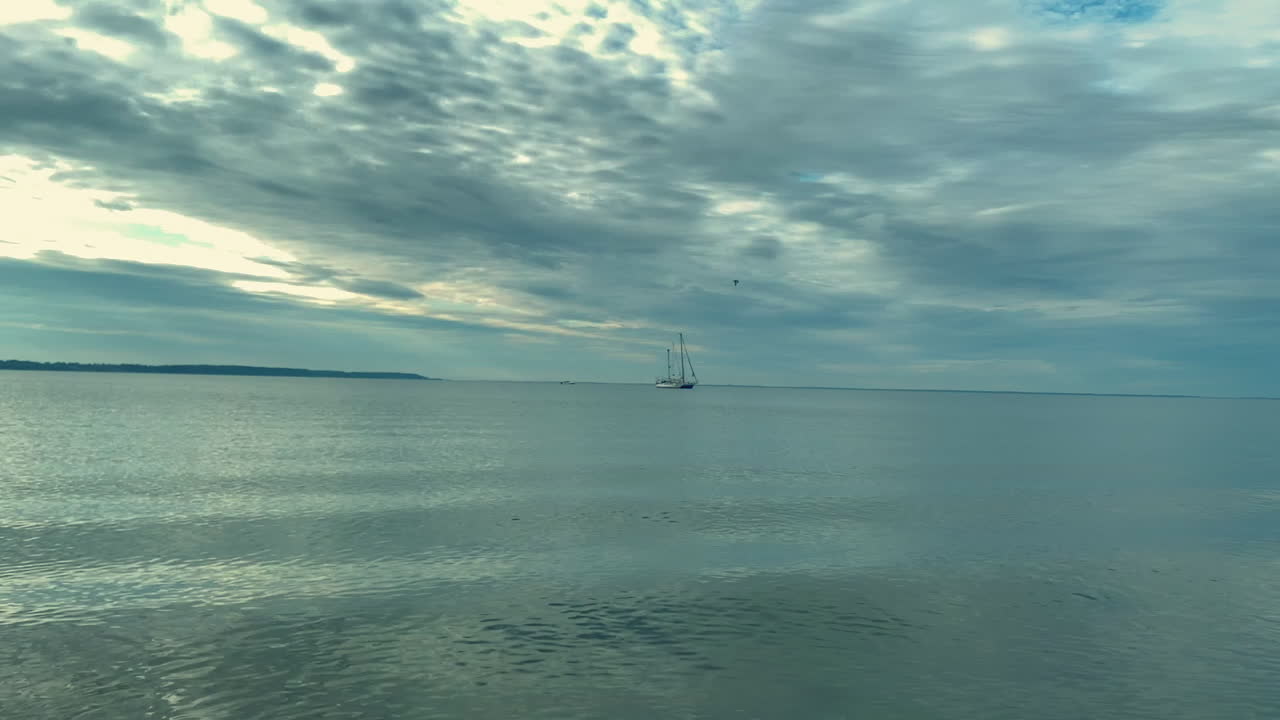 흐리고 바람 부는 날 넓은 바다에 외로운 배 주차, 정적 와이드 샷