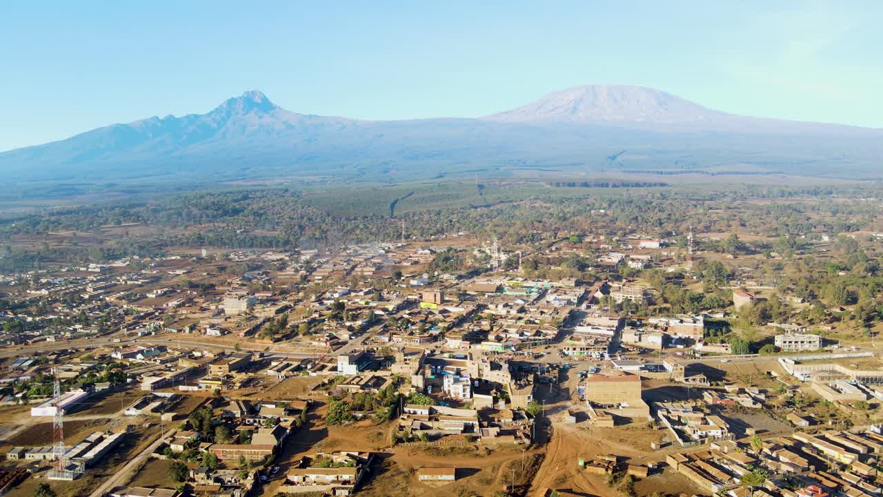 태양이 뜨는 케냐의 풍경과 마을, 킬리만자로와  ⁇ 보셀리 국립공원 - 추적, 드론 항공 사진