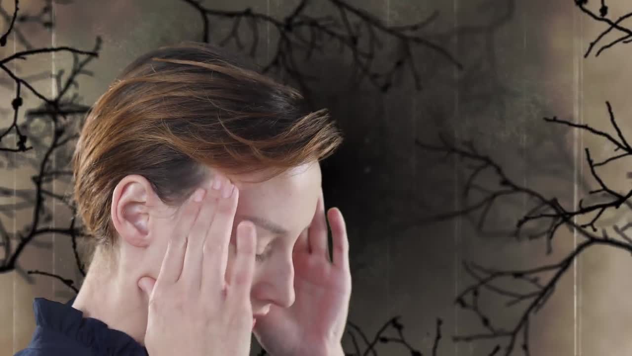 animación de una mujer caucásica tocando su cabeza sobre formas