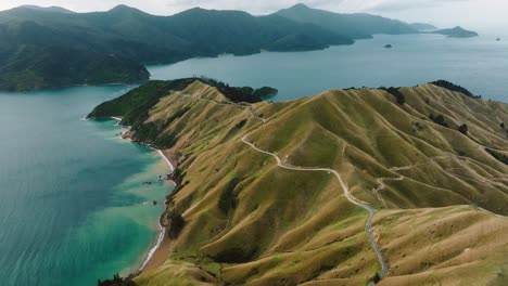 Alta-Vista-Aérea-Del-Paisaje-Del-Paso-Francés-Te-Aumiti-Continental-Y-La-Isla-D&#39;urville-En-Los-Hermosos-Sonidos-De-Marlborough,-Isla-Sur-De-Nueva-Zelanda-Aotearoa