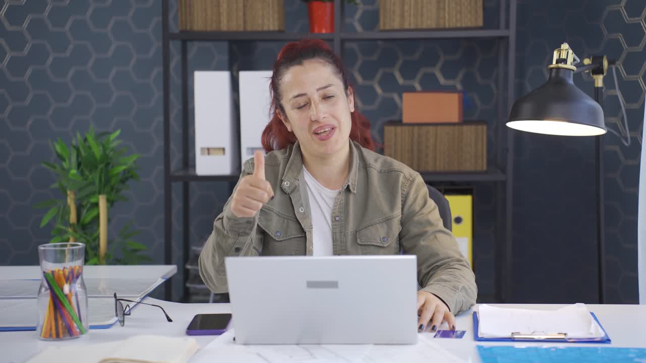 사업가 여성이 카메라에 긍정적이고 긍정적으로 고개를 끄덕이고 있습니다.