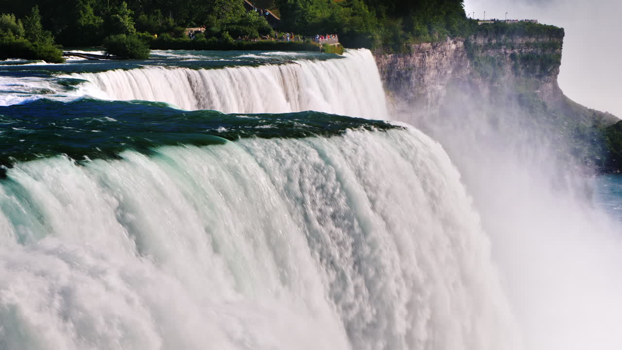 나이아가라 폭포의 물 흐름 - 미국과 캐나다의 아름다운 자연은 방문객에게 인기 있는 장소입니다.