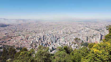 Amplio-Paisaje-Urbano-De-Bogotá-Y-Vistas-A-Las-Montañas,-Colombia.