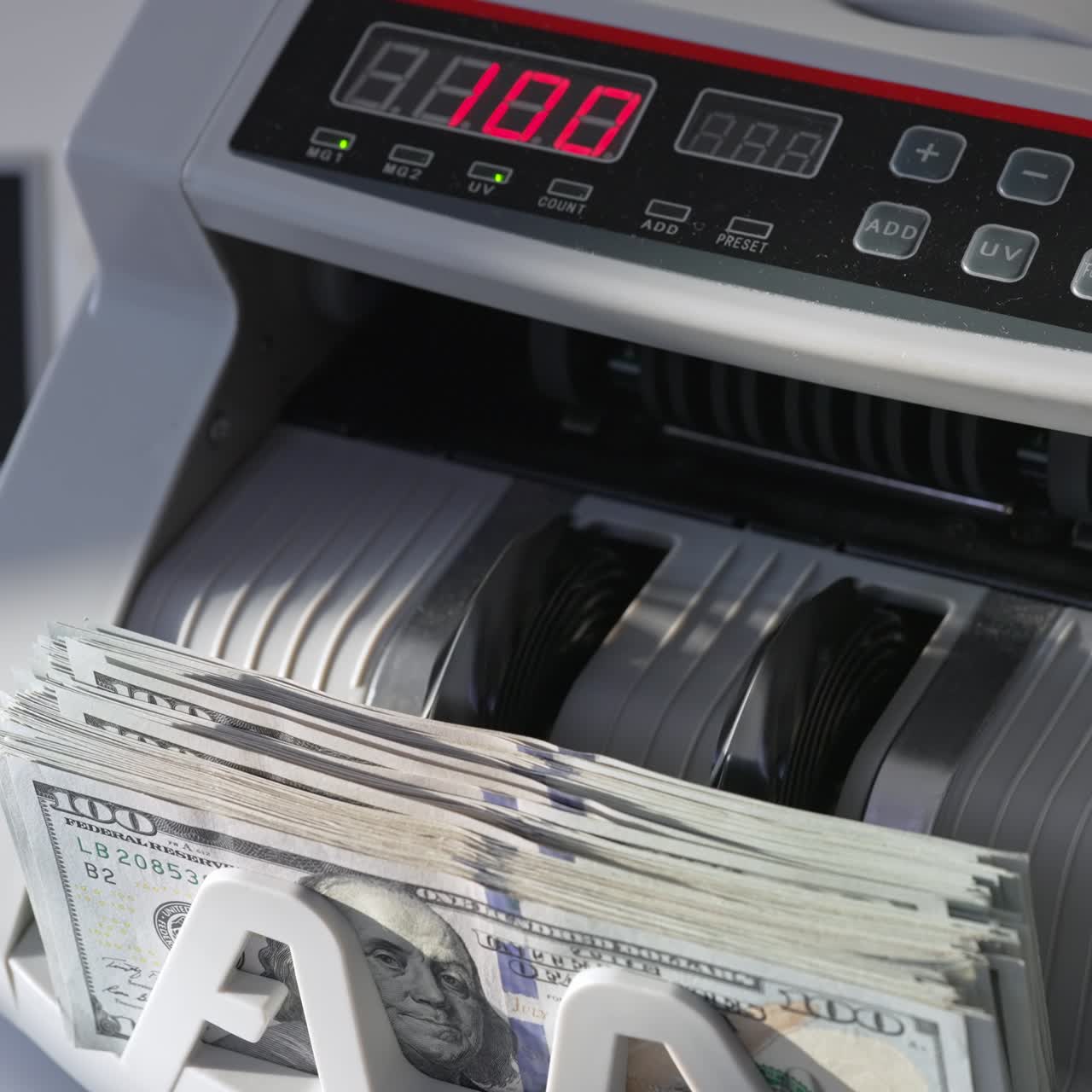 Automatisk pengeautomat til bankforretninger. Moderne enhed, der tæller hundrede dollarsedler. Tæt på