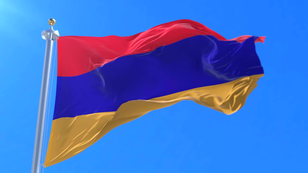 アルメニアの国旗が風に振られ ゆっくりと青い空とループ